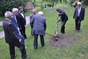 Saditev bogatinke in srečanje nekdanjih funkcionarjev občine